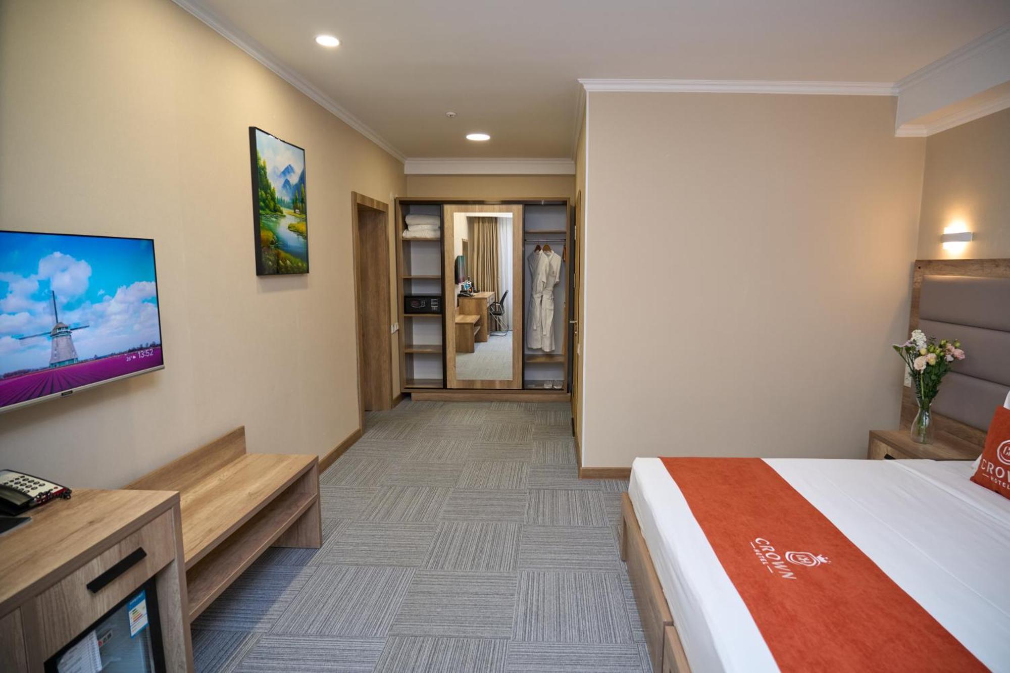 Crown Hotel บิชเคก ภายนอก รูปภาพ