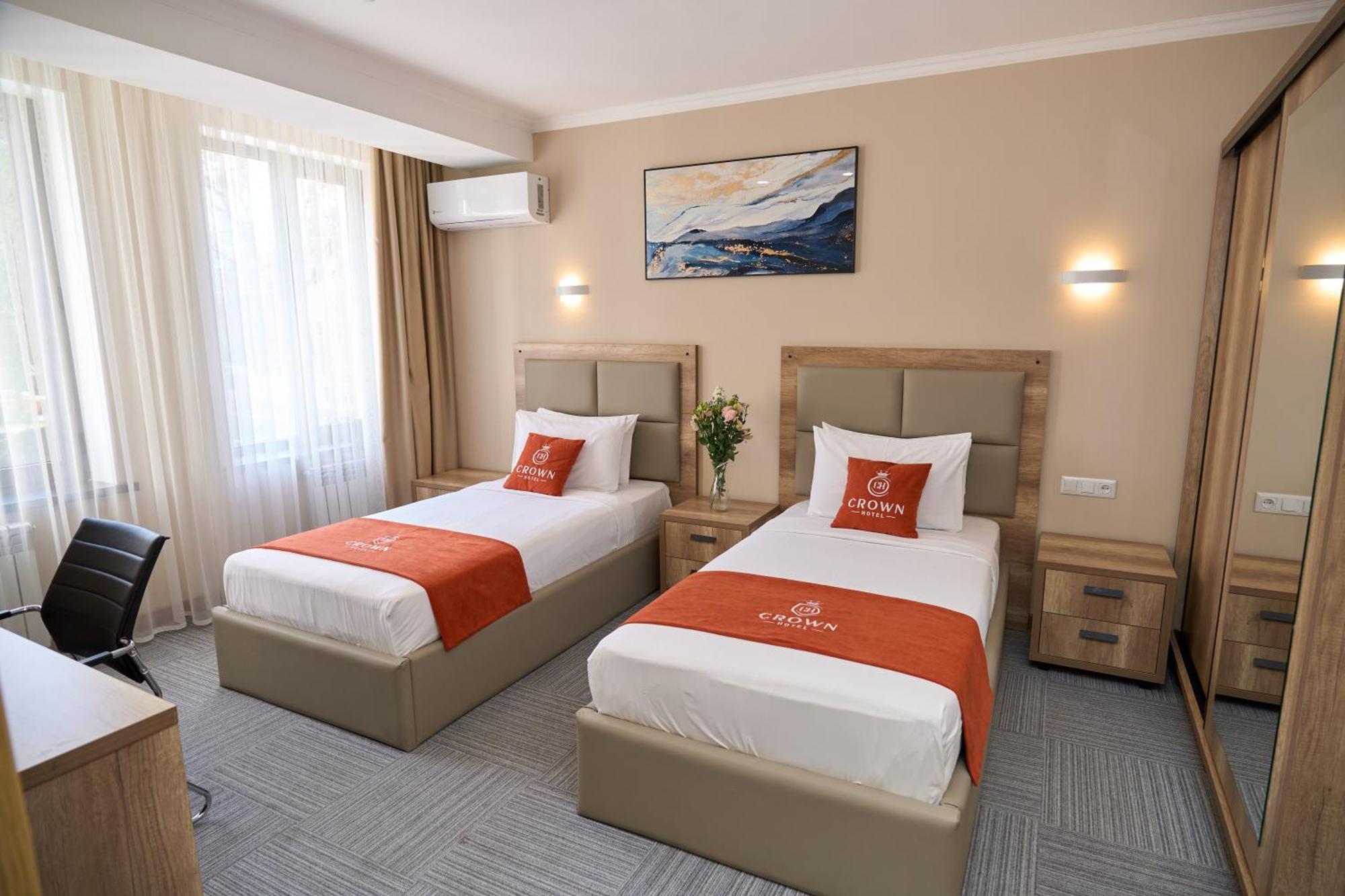 Crown Hotel บิชเคก ภายนอก รูปภาพ