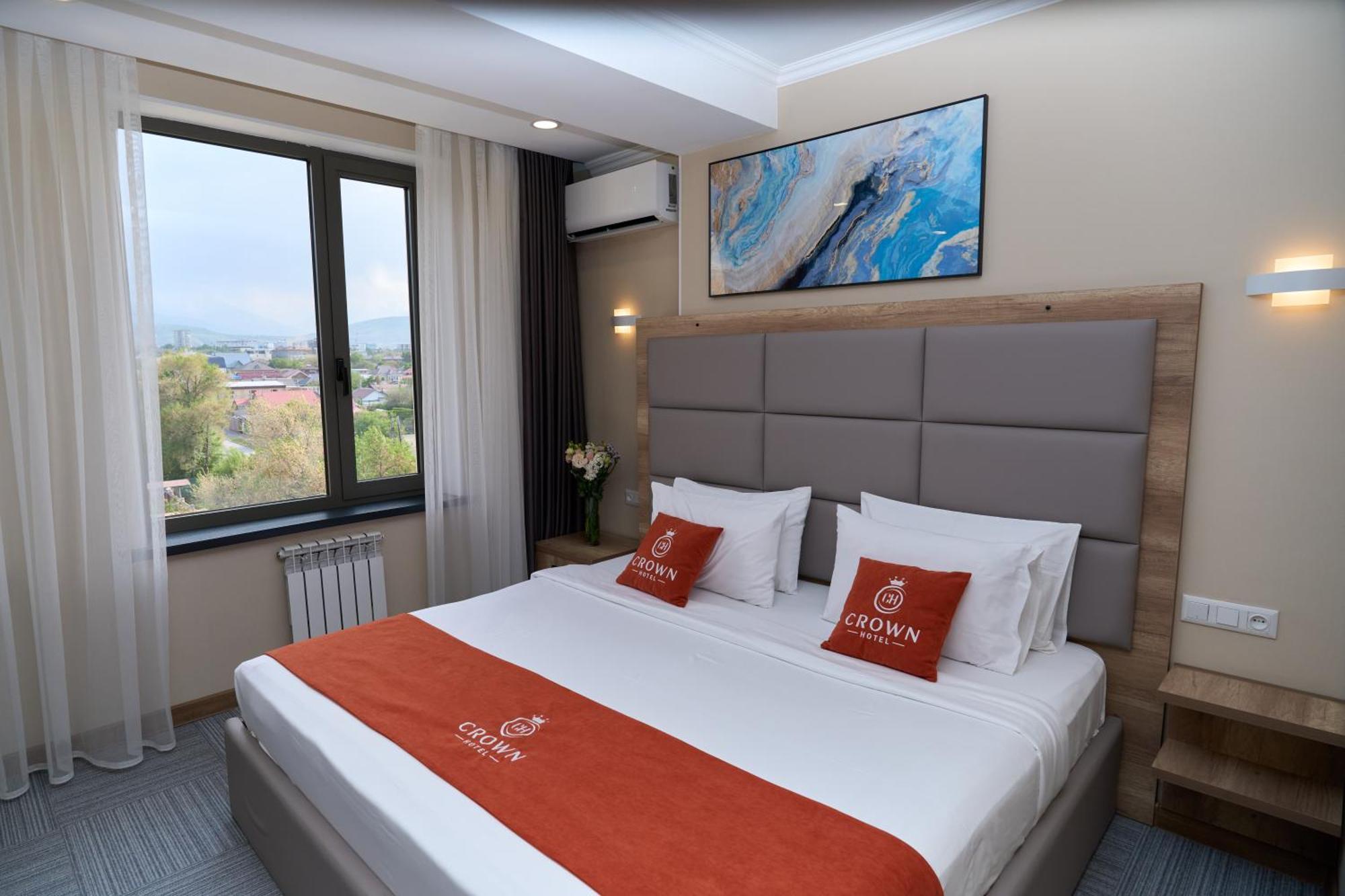 Crown Hotel บิชเคก ภายนอก รูปภาพ